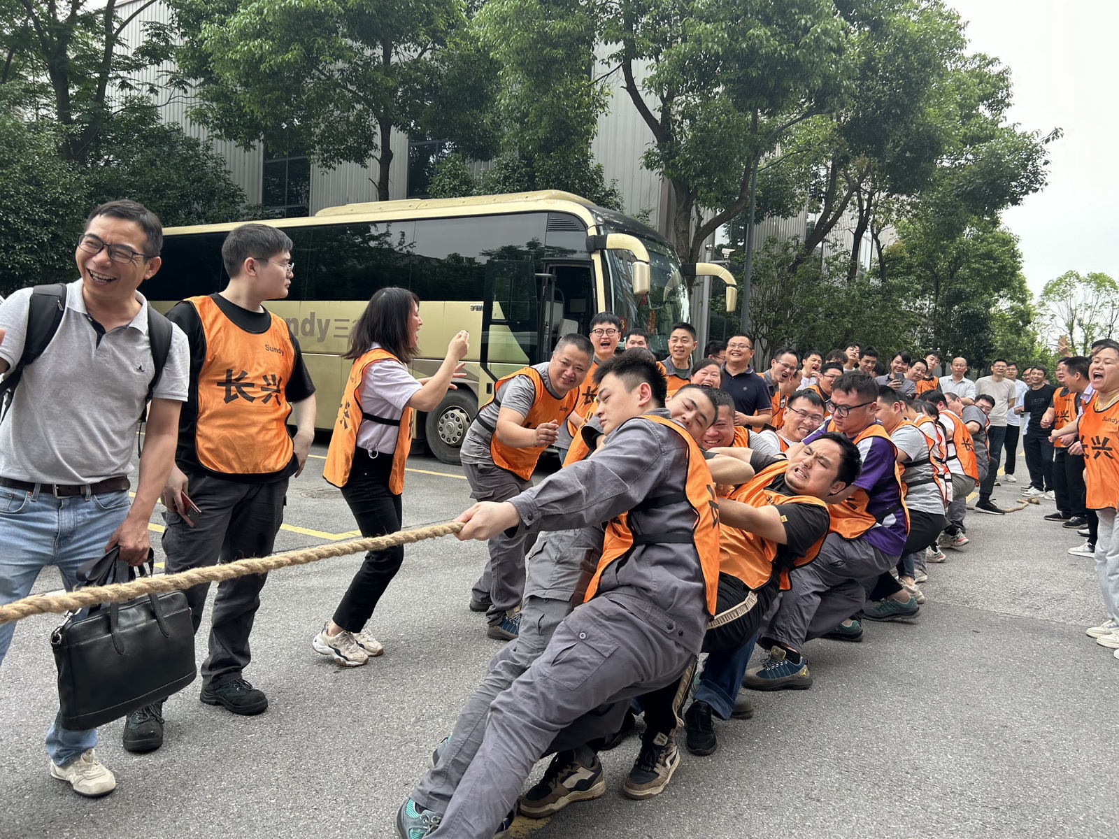 加油！加油！凝“繩”聚力，“三德杯”首屆拔河比賽火熱開(kāi)賽